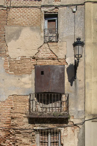 Tarihi bir binanın eski ve bozulmuş bir taş balkonunun önü. Doku, çürüme ve mimari mirası, penarada de bracamonte, İspanya 'yı gösteriyor.