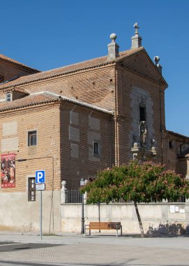 Salamanca, İspanya: 17 Ağustos 2023: Din tarihi ve mimari mirası, penaranda de bracamonte, İspanya 'yı çağrıştıran mavi gökyüzünün altındaki küçük bir meydanda eski taş kilise