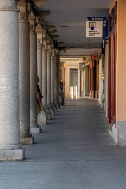 Salamanca, İspanya: 17 Ağustos 2023: Sütunlar ve gölgelerin oluşturduğu tarihi taş atari salonu boyunca perspektif görünüm ritim ve sükunet, penaranda de bracamonte, İspanya