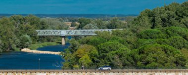 Zamora İspanya 'daki Douro Nehri üzerindeki tarihi taş köprünün yüksek açılı görüntüsü..