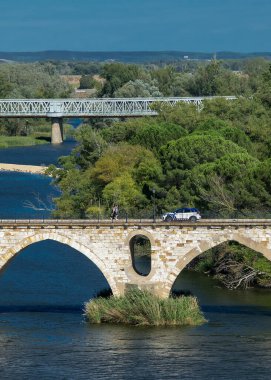 Zamora İspanya 'daki Douro Nehri üzerindeki tarihi taş köprünün yüksek açılı görüntüsü..
