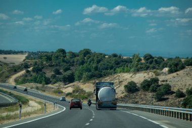 Zamora İspanya 'da bir otoyolun göz hizasında bir görüntüsü. Tanker kamyonu ve kırsal alanda giden arabalar var..