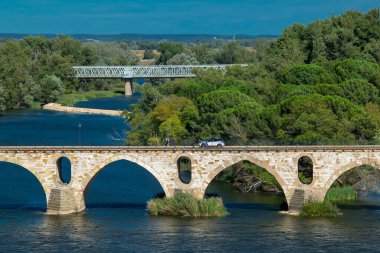 Zamora İspanya 'daki Douro Nehri üzerindeki tarihi taş köprünün yüksek açılı görüntüsü..