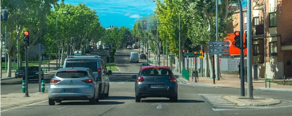 Zamora, İspanya: 18 Ağustos 2023: İspanya 'da trafik ışıklarında duran bir caddenin göz hizası.