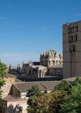 Zamora Katedrali 'nin tarihi taş kulesinin dikey görüntüsü Jardines de Baltasar Lobo Parkı' ndan görüldü.