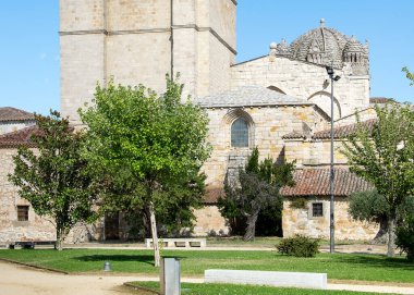 Zamora Katedrali 'nin tarihi taş kulesinin dikey görüntüsü Jardines de Baltasar Lobo Parkı' ndan görüldü.