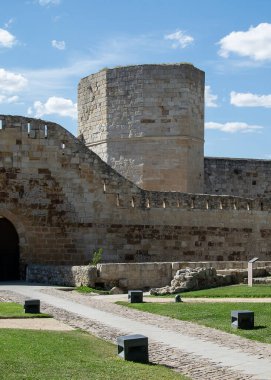 Tarihi Zamora Kalesi 'nin dış görünüşü yeşil çimlerle çevrili ana kale ve taş duvarları harap ediyor..