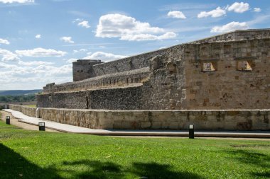 Tarihi Zamora Kalesi 'nin dış görünüşü yeşil çimlerle çevrili ana kale ve taş duvarları harap ediyor..