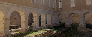 Zamora kalesinin iç harabelerinin bir görüntüsü. İçinde bir dizi kemer ve sütun var..