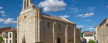 Santiago del Burgo Kilisesi 'nin ya da Zamora İspanya' daki benzer bir Roma kilisesinin alçak açılı çekimi..