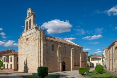 Santiago del Burgo Kilisesi 'nin ya da Zamora İspanya' daki benzer bir Roma kilisesinin alçak açılı çekimi..