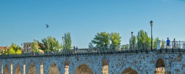 Tarihi Taş Köprü 'nün yan görüntüsü veya Puente de Piedra İspanya' nın Zamora kentindeki Duero Nehri 'ni geçerken..