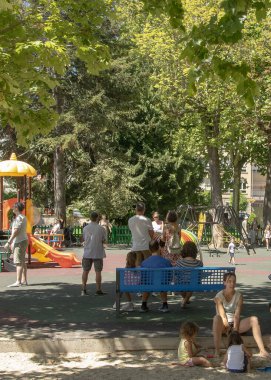 Bejar, İspanya: 19 Ağustos 2023: Aktif çocuklar ve denetleyici ebeveynler, parque de la corredera, bejar, İspanya