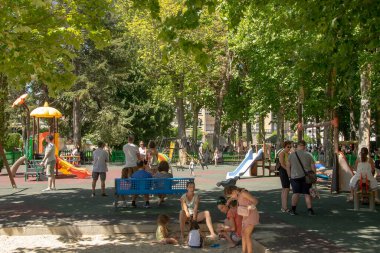 Bejar, İspanya: 19 Ağustos 2023: Aktif çocuklar ve denetleyici ebeveynler, parque de la corredera, bejar, İspanya