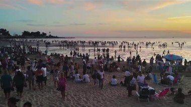 Montevideo, Uruguay: 2 Şubat 2026: Geleneksel lemanja dini kutlamasını kutlamak için Montevideo kentindeki Ramirez Sahili 'nde geniş açılı kalabalık videosu toplandı