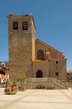 İspanya, Bejar 'da kare çan kulesi olan Del Salvador kilisesinin ön görüntüsü.