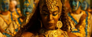 Montevideo, 7 Şubat 2026: Uruguay 'ın Montevideo kentinde düzenlenen Llamadas karnaval geçidi sırasında yakalanan vedettes ve davulcuların orta ölçekli çekimi,