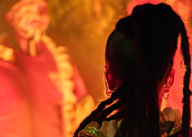 Montevideo, 6 Şubat 2026: Candombe davulcularının karnaval, Montevideo, Uruguay 'da yürümeden önce davullarını ateşle ısıttıkları ayrıntılı çekim.