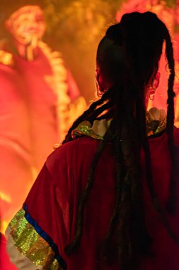 Montevideo, 6 Şubat 2026: Candombe davulcularının karnaval, Montevideo, Uruguay 'da yürümeden önce davullarını ateşle ısıttıkları ayrıntılı çekim.