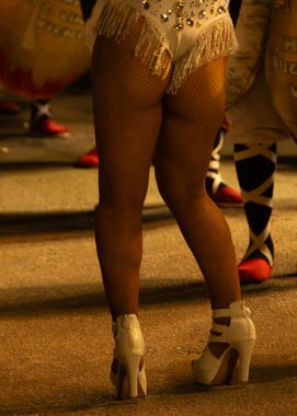 Candombe perküsyon davulcuları ve vedette Montevideo, Uruguay 'daki ünlü desfile de llamadas karnavalında.