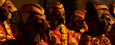 Montevideo, 7 Şubat 2026: Candombe perküsyon davulcuları Montevideo, Uruguay 'daki ünlü desfile de llamadas karnavalında.