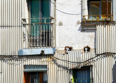 Beyaz boya, arpacık, ispanyol desenli bir binanın dikey yakın çekimi.