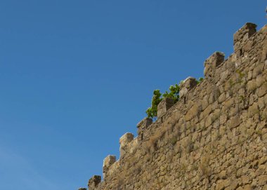 Yüksek savunma duvarı ya da surun dikey alçak açılı görüntüsü, Bejar, İspanya