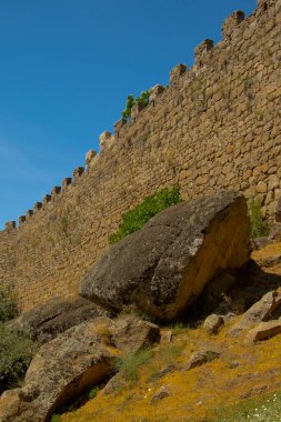 Yüksek savunma duvarı ya da surun dikey alçak açılı görüntüsü, Bejar, İspanya
