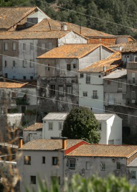 Yoğun tarihi bir köyün yüksek çekimleri kiremitli çatıları ve geleneksel mimarisi olan Hervas, İspanya