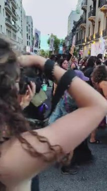 Montevideo, Uruguay: 8 Mart 2026: 18 de Julio Bulvarı boyunca yürüme videosu Montevideo şehrinde düzenlenen Uluslararası Kadınlar Günü, Uruguay