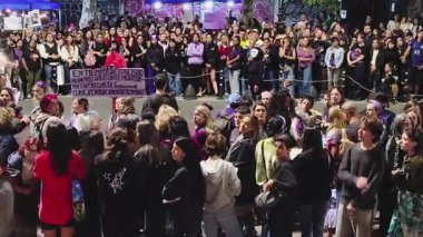 Montevideo, Uruguay: 8 Mart 2026: Montevideo 'nun Uruguay kentinde düzenlenen Uluslararası Kadın Günü gösterisini izleyen kalabalığın videosu