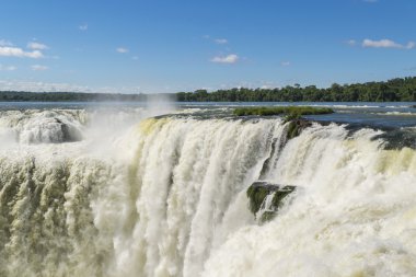 Şeytan boğaz manzarası Iguazu Parkı'nda düşüyor