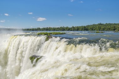 Şeytan boğaz manzarası Iguazu Parkı'nda düşüyor