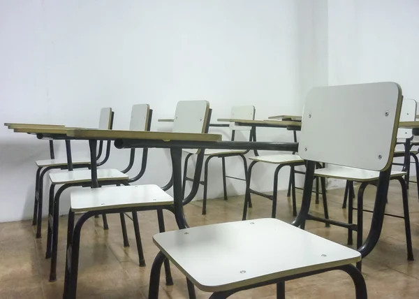 Sala de aula cadeiras brancas vazias — Fotografia de Stock