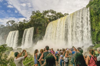 Iguazu Parkı şelaleler insanlara peyzaj