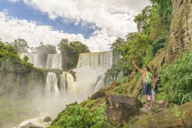 Iguazu Parkı şelaleler insanlara peyzaj