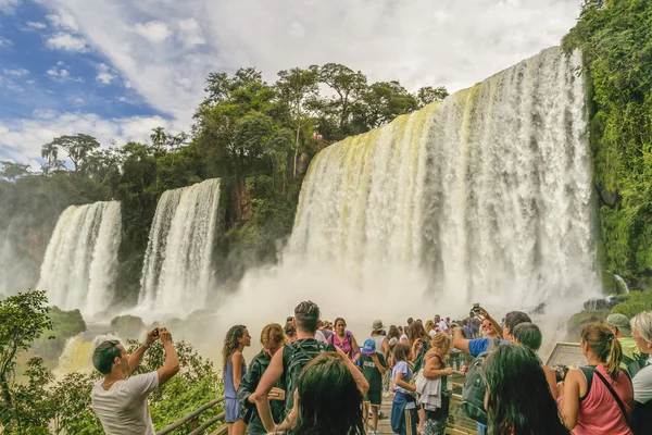 Pessoas no Parque Iguazu Cachoeiras Paisagem — Fotografia de Stock