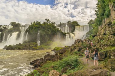 Iguazu Parkı şelaleler insanlara peyzaj