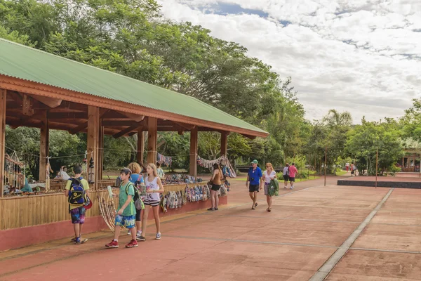 Människor vid Iguazu Park ingång — Stockfoto