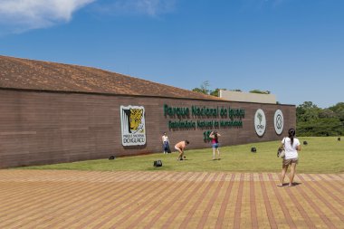 Iguazu Parkı girişinde insanlar