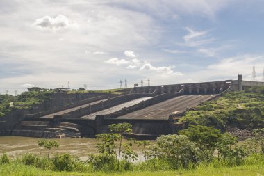 Brezilya sınırından Itaipu Barajı görünümü