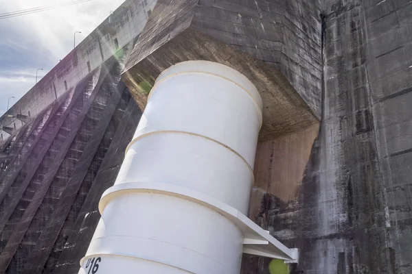 Itaipu Dam detalj från brasilianska gränsen — Stockfoto