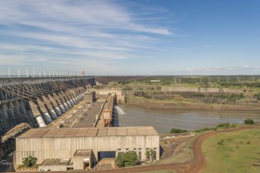 Brezilya sınırından Itaipu Barajı görünümü