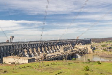 Brezilya sınırından Itaipu Barajı görünümü