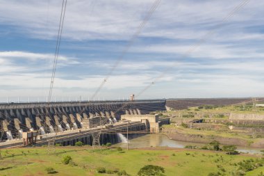 Brezilya sınırından Itaipu Barajı görünümü