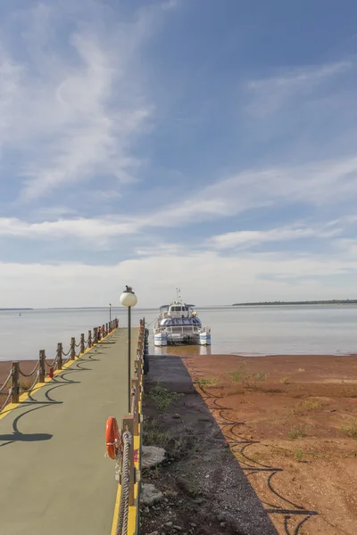 Barco turístico en Quay en el río Paraná —  Fotos de Stock