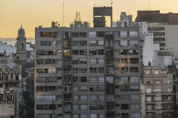 Gün batımında Montevideo manzarası havadan görünümü — Stok fotoğraf