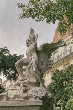 Adamla kanatları heykel düşük açılı görünüş