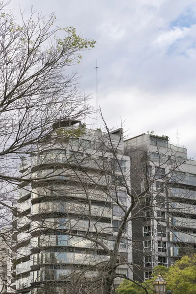 Moderna byggnader och träd i Buenos Aires Argentina — Stockfoto