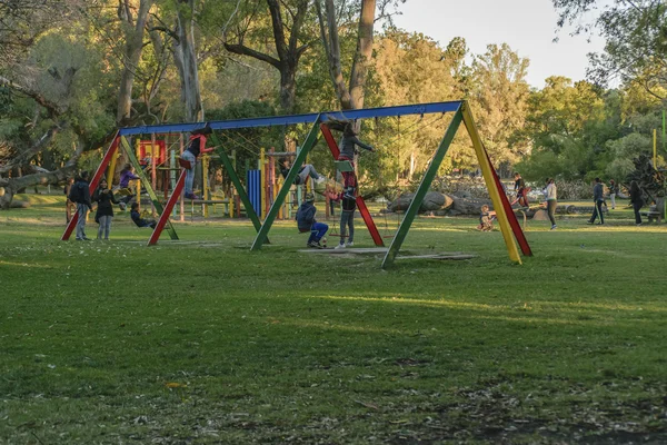 Kinder spielen Kinderspiele im Park — Stockfoto